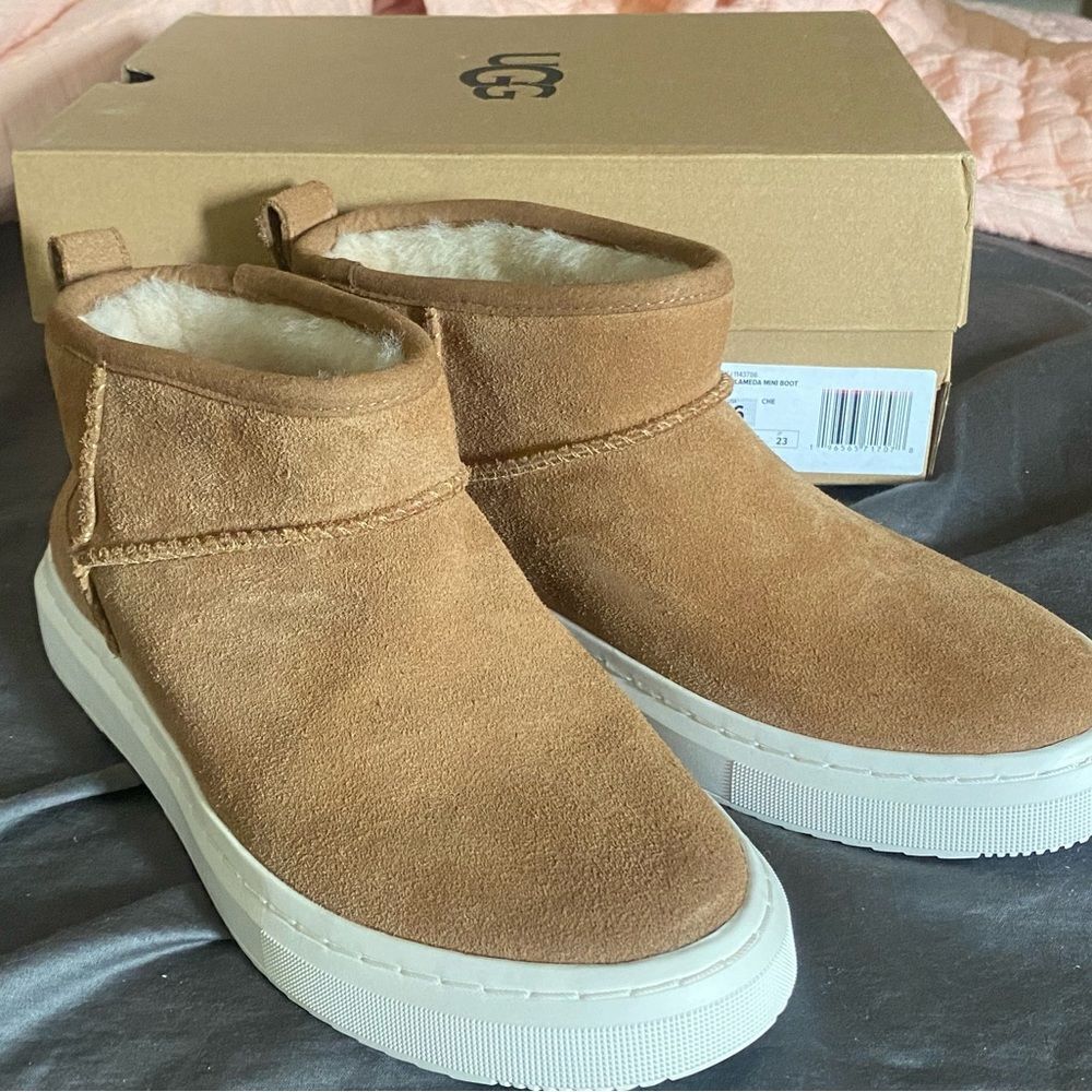 UGG
Alameda Mini Boot - Picture 4 of 7